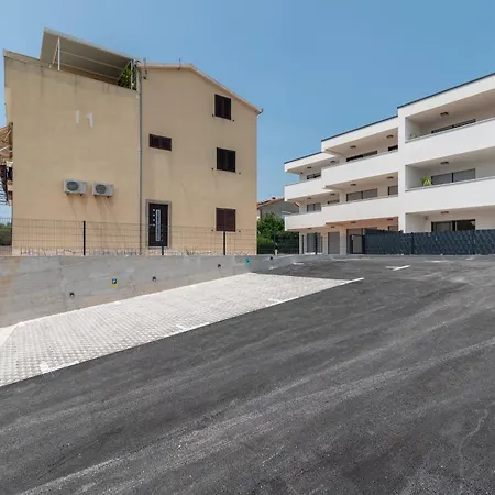 Terra - Comfort With Garden, Terrace & Parking, Just Minutes To Town & Trogir