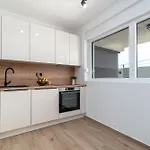 Terra - Comfort With Garden, Terrace & Free Parking