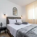 Terra - Comfort With Garden, Terrace & Free Parking *