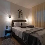 Terra - Comfort With Garden, Terrace & Free Parking