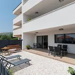 Terra - Comfort With Garden, Terrace & Free Parking Trogir