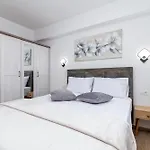 Terra - Comfort With Garden, Terrace & Free Parking