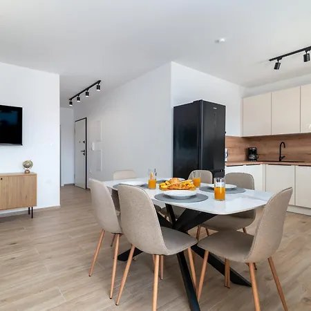 Apartment Terra - Comfort With Garden, Terrace & Parking, Just Minutes To Town &