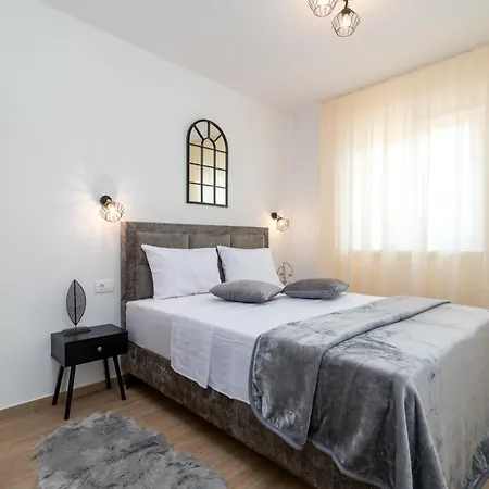 Terra - Comfort With Garden, Terrace & Free Parking Daire Trogir