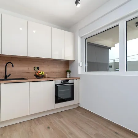 Terra - Comfort With Garden, Terrace & Parking, Just Minutes To Town &