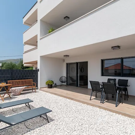 Apartment Terra - Comfort With Garden, Terrace & Parking, Just Minutes To Town & *