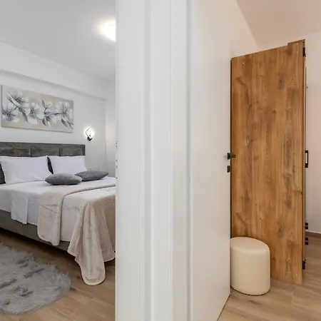Terra - Comfort With Garden, Terrace & Parking, Just Minutes To Town & * Trogir