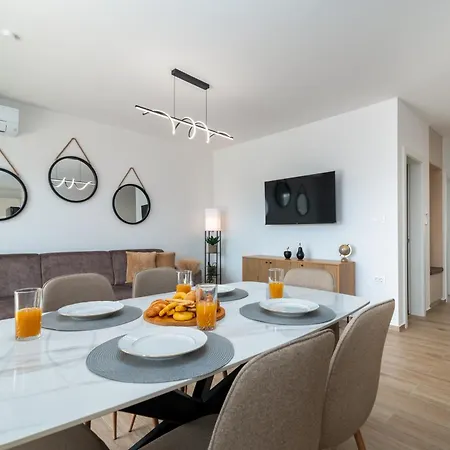 Terra - Comfort With Garden, Terrace & Parking, Just Minutes To Town & Apartment