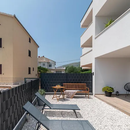 Appartement Terra - Comfort With Garden, Terrace & Free Parking Trogir