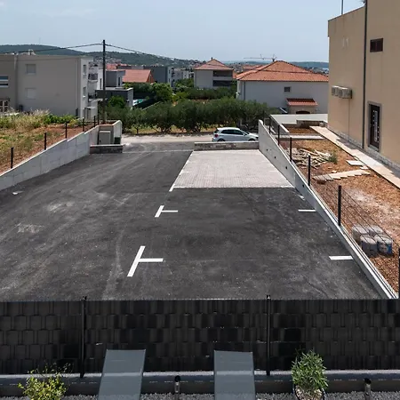 Terra - Comfort With Garden, Terrace & Parking, Just Minutes To Town &