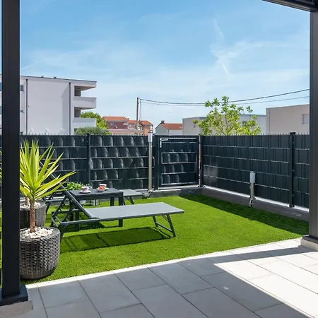 Terra - Comfort With Garden, Terrace & Free Parking