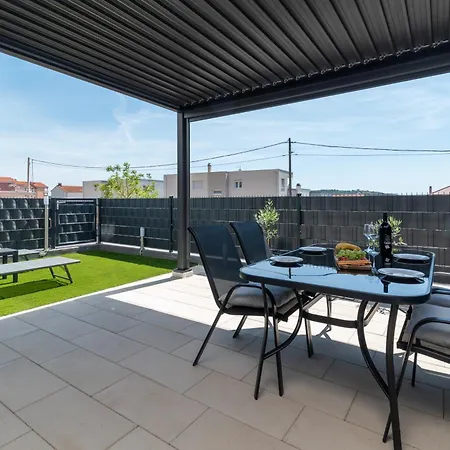 Daire Terra - Comfort With Garden, Terrace & Free Parking Trogir
