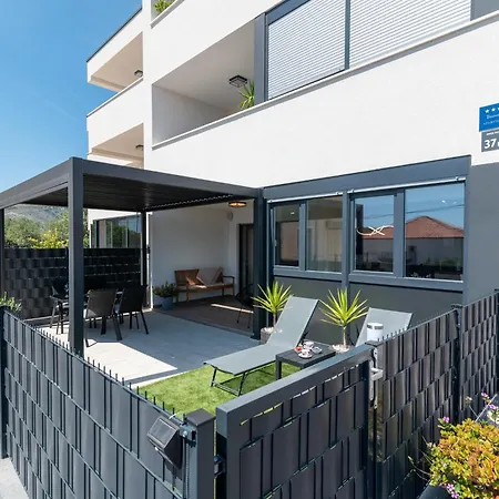 Daire Terra - Comfort With Garden, Terrace & Free Parking Trogir