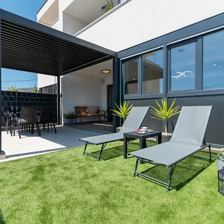 Daire Terra - Comfort With Garden, Terrace & Free Parking