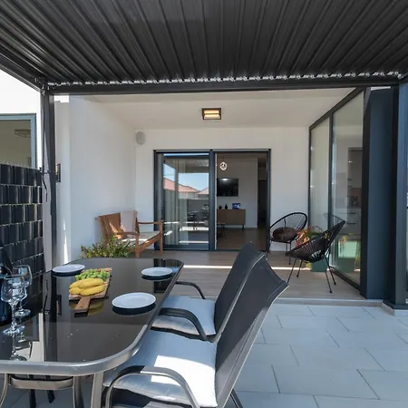 Terra - Comfort With Garden, Terrace & Free Parking